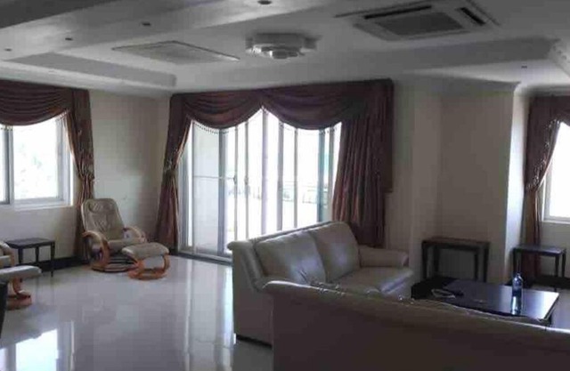 Penthouse with a view, 3 bedr apt with a pool