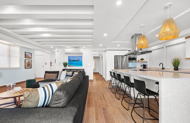 An inviting and modern apartment close to the beach