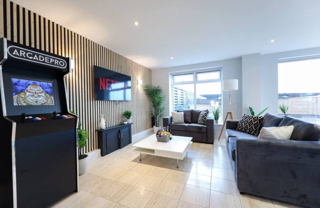 Lavish Penthouse with Hot Tub Near Cambridge Station!