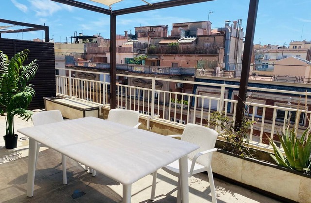 PENTHOUSE WITH LARGE TERRACE IN THE CENTER OF BARCELONA