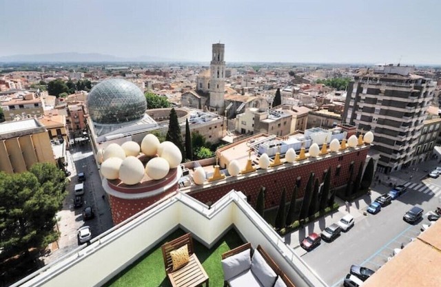 Penthouse avec Terrasse Privée en Face du Musée Dalí!