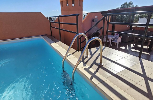 Penthouse avec piscine privée en solarium, vue mer, à 65m de la plage, WiFi