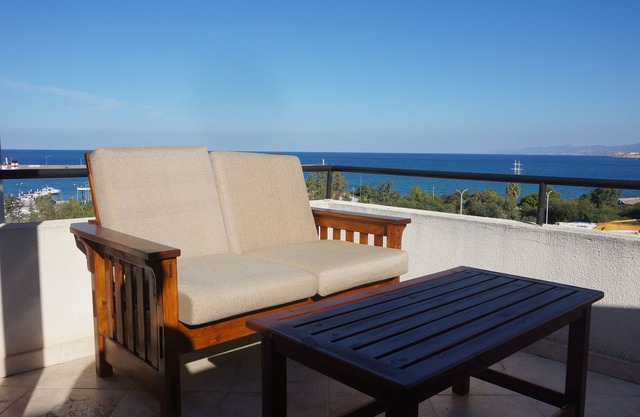 Penthouse avec vue mer et montagne. Très confortable, superbes installations et Poo