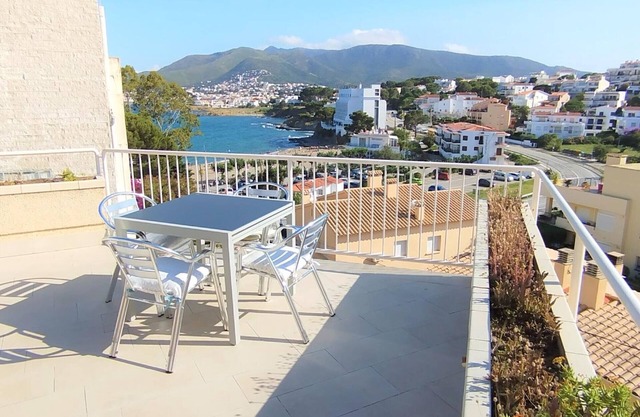 Penthouse à Llançà avec grande terrasse - à 100m de la plage dans le quartier paisible de Grifeu