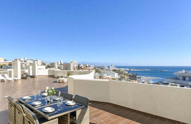 ¡Ático con terraza muy amplia en complejo vacacional, pocos metros de la playa!