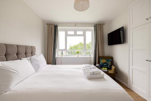 PenthouseStays Wimbledon - Chic 2 Bedroom King Bed Apartment with Balcony - 2 mins from Wimbledon Tennis Club and Museum - AELTC