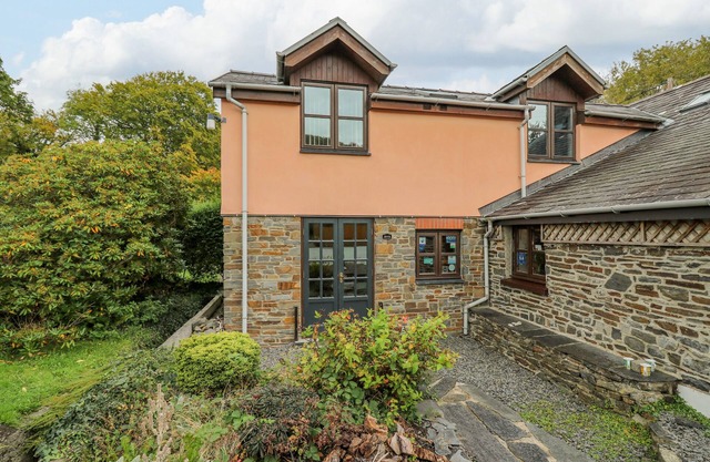 PENYBONT APARTMENT, pet friendly, with a garden in Bow Street, Wales