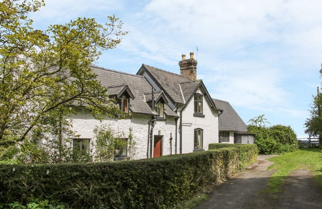 Penymaes, BRONYGARTH