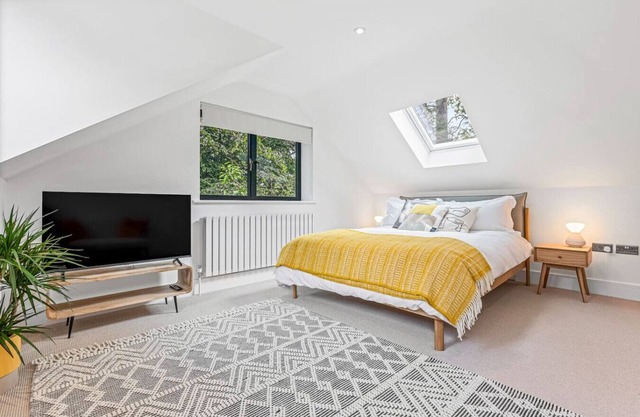 Peppard Loft- with parking