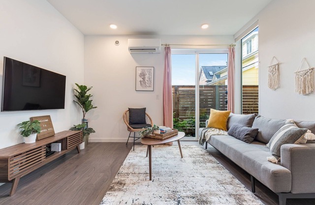 Perch - Centro Guesthouse E: Cozy Townhome w/ Parking, Deck & Pet Friendly