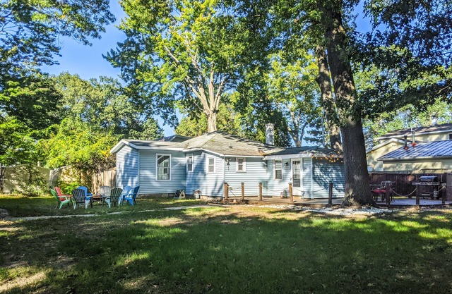 PERCH COTTAGE l 5 Mins to Lakeside Beach! l Kayaks, Firepit & More