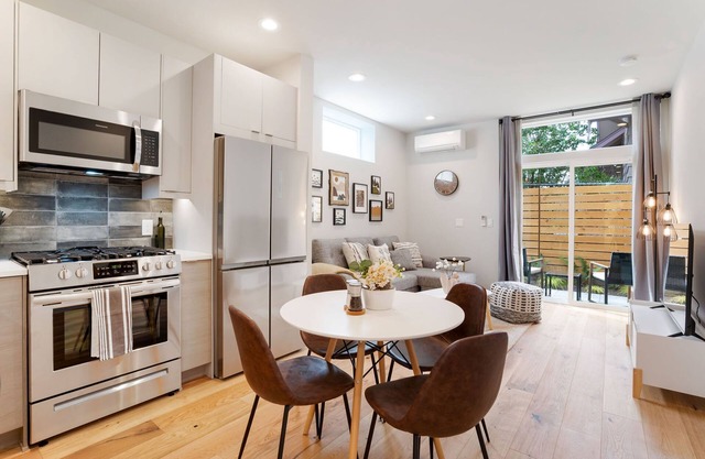 Perch - Wallingford Place: Modern & Cozy Townhome w/ Parking & A/C