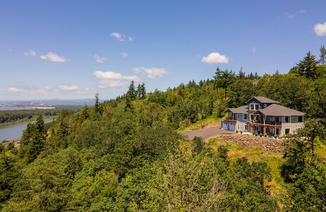 *SPECTACULAR BEST RIVER VIEWS in WA* Top floor, private entry. EZ I-5 access.