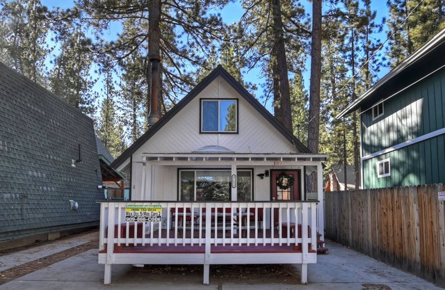 Peregrine Pines By Destination Big Bear: Close to Bear Mountain, Golf Course and Zoo! Hot Tub!