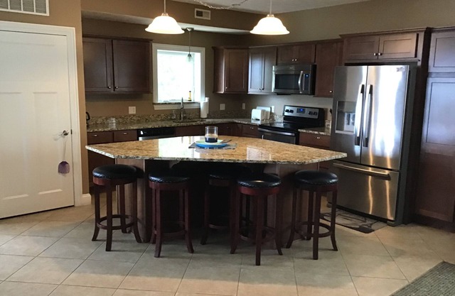 PERFECT 2br/2ba Condo w/Lakeview- Open concept-stay before Sept. rent 4/5th free