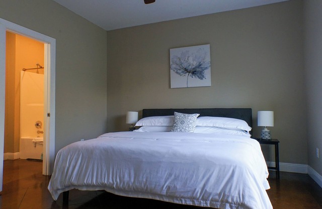 Perfect 3BR 2BA / Center of Moss Point / Balcony