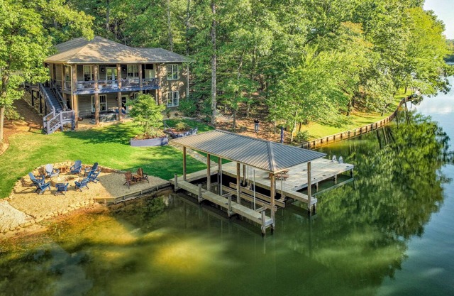 Perfect 4 Families w/ 2 Masters, Hot-tub + Game Room, Private Dock & Beach Area!