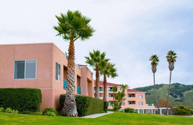 Perfect Beach Escape! 2 Comfortable Units, Outdoor Pool, Kitchen, Mountain View, Bay View