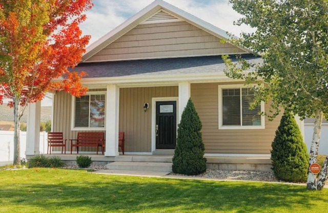 New Listing! Perfect Cottage. Sleeps 11, 5BD, 3BR, Media/Game Room, Fire pit