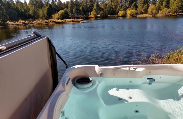 Cottage sur un étang privé avec bain à remous couples parfaits s'évader.