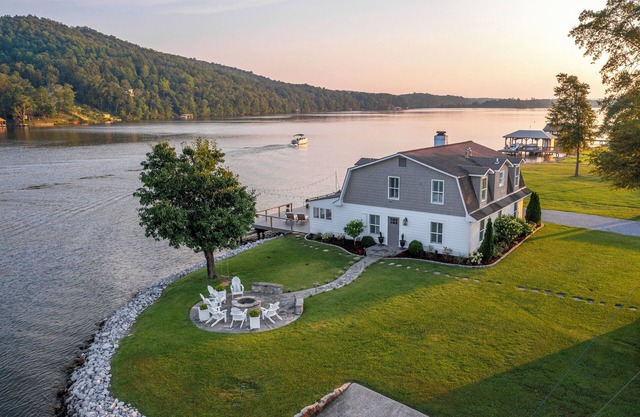 Charming Lakefront Cottage w Firepit & scenic views