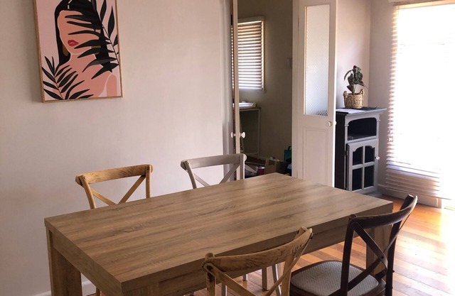 Perfect family business getaway walking distance to shops, cafes and restuarants