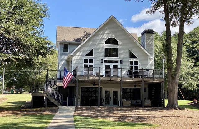 Perfect family lakeside getaway w/pickleball court. Slps 12, 2 docks, firepit