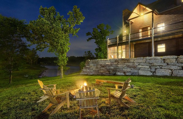 Chalet de luxe au bord du lac ~ 2 piscines ~ Services gratuits ~ Dock ~ Kayaks ~ Dock ~ VUES INCROYABLES!