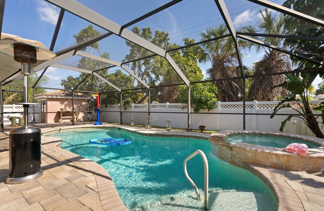 Maison de luxe avec piscine chauffée, jacuzzi, barbecue et salle à manger! Meilleur emplacement!