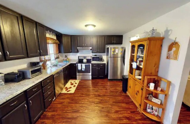 Perfect For Big Groups & Families / Free Wi-Fi