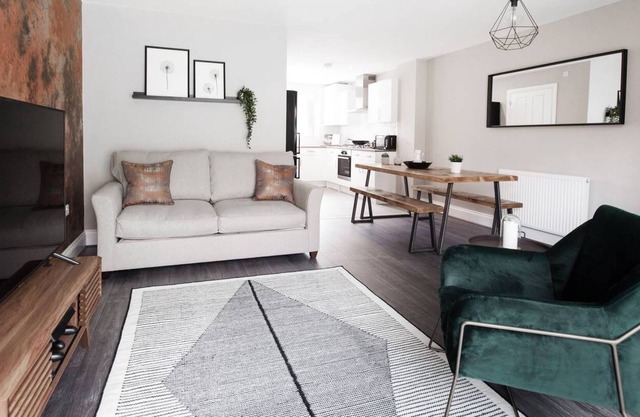 Luxury House Sleeps 8 w / Parking - 10mins du centre-ville!