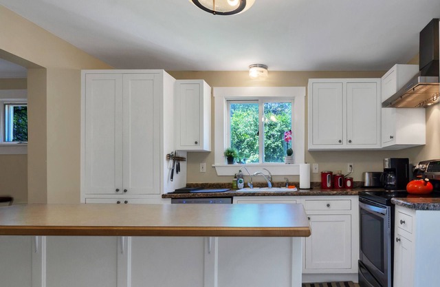 Perfect for Dogs, Entire House Surrounded by Trees