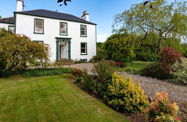 Perfect for families & friends - Sleeps 12. Pet friendly. EV charger. Office. Games Rooms. Garden