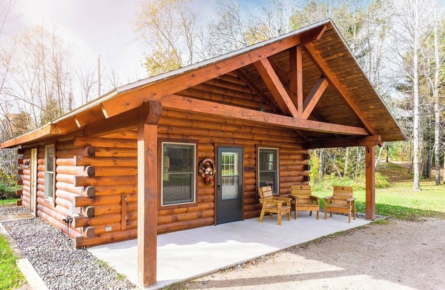Perfect for Families & Friends, Pet Friendly, Horse Theme, Log Cabin, Fireplace
