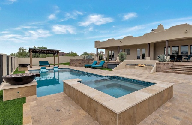 Desert Paradise w/ Beautiful Views! Close to Hiking trails, BBQ, Perfect for families & Dog Friendly