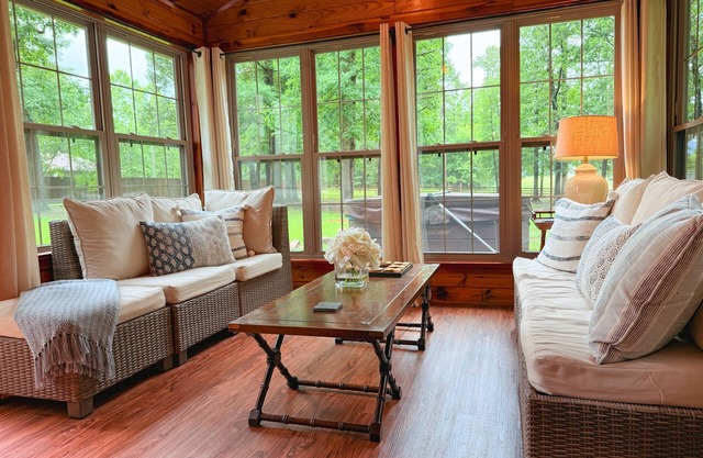 Perfect for Families + Smithville + Sunroom + Hot Tub + Playset + Cozy & Private