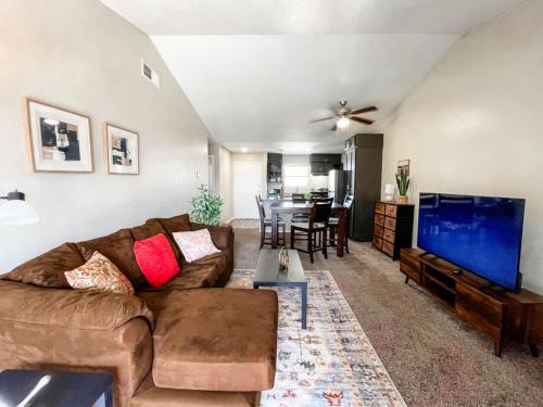 Perfect for Group with 2BR and 2BA with Pool