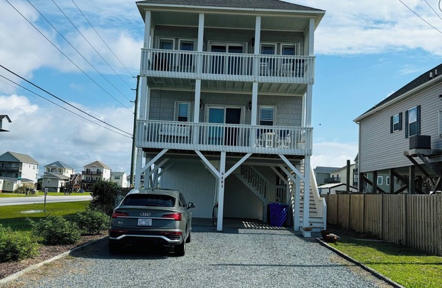 Sun-Sun rental /Ocean View 1 min walk to beach/ 3 dogs allowed/ linen included