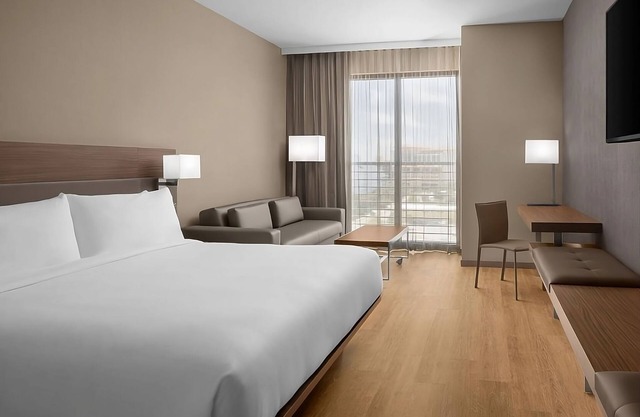 Perfect Location for Your Next Getaway! Spacious Room w/ King Bed, Rooftop Pool