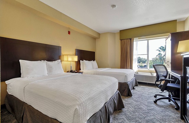 Perfect for Your Next Getaway! Close to Best Restaurants! Free Parking, Pool