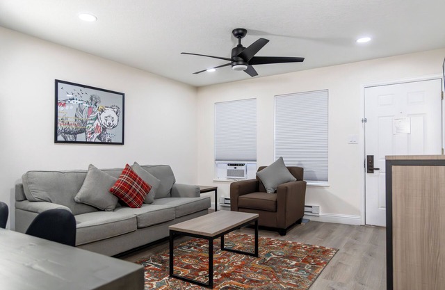 Perfect Getaway! Great Unit, Near Steamboat Ski Resort, Hot tub, Ski Equipment Rental, Mountain Biking, Mountain Climbing