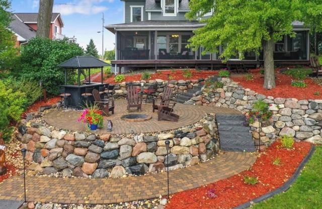 Maison moderne au bord du lac avec vue sereine!