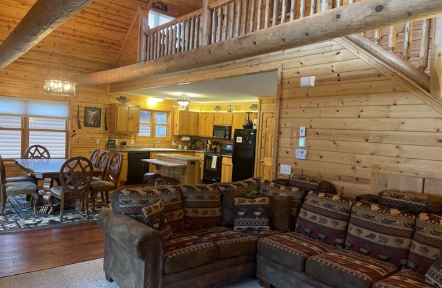 RUSTIC PERFECT FAMILY/FRIEND GETAWAY CABIN ON GOLF COURSE - CABIN #2