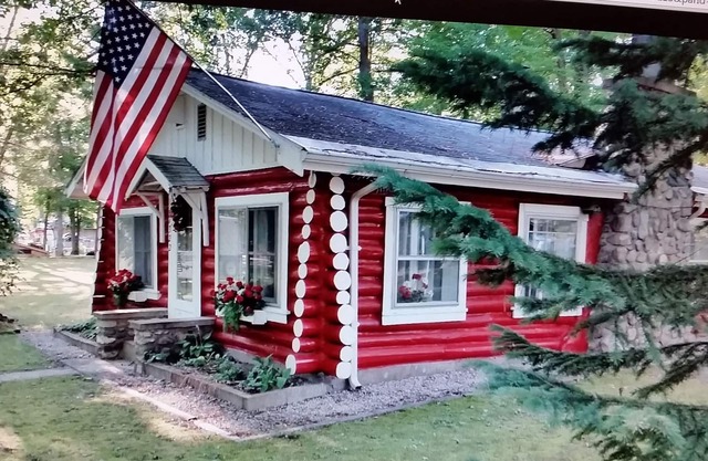 Red Cabin Retreat est une cabane en rondins récemment rénovée, idéale pour une escapade en couple.