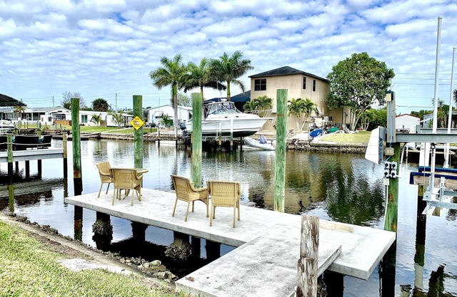 Perfect getaway-waterfront- private Dock-Pet available