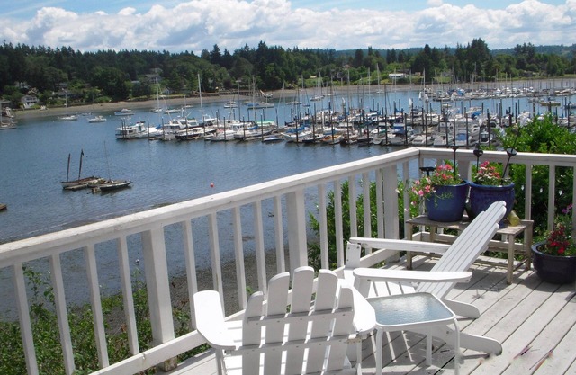 Yacht Club Waterfront Beachhouse