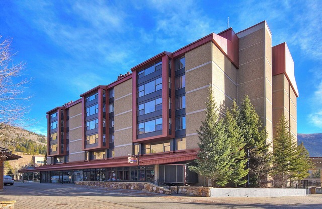 Perfect Hotel Room For A Mountain Getaway! VS641H