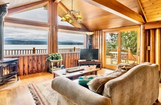 Perfect Kitsap Peninsula Private Waterfront Cabin!