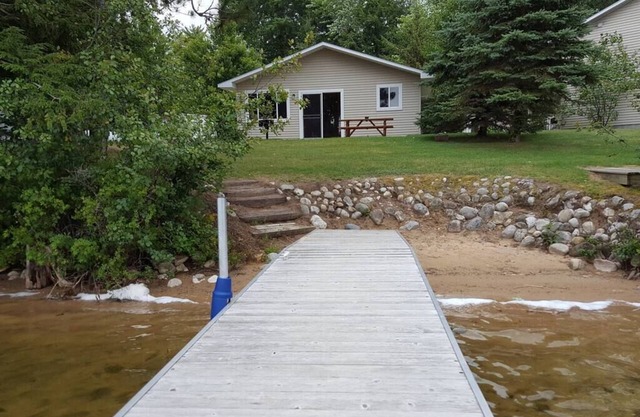 Lakefront Cabin 2 lit 1 salle de bain sur le magnifique Sandy Bass Lake - 4-6 personnes