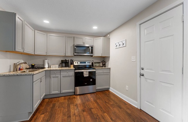 Perfect Landing near Downtown Bowling Green!